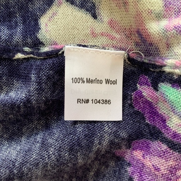Garnet Hill Classic Merino Cardigan SZ M Purple Lilac Grey Floral - Picture 14 of 15